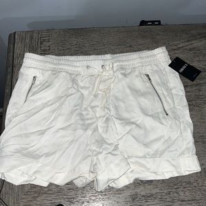 SALE‼️ Forever 21 NWT White Shorts with Zipper Pockets